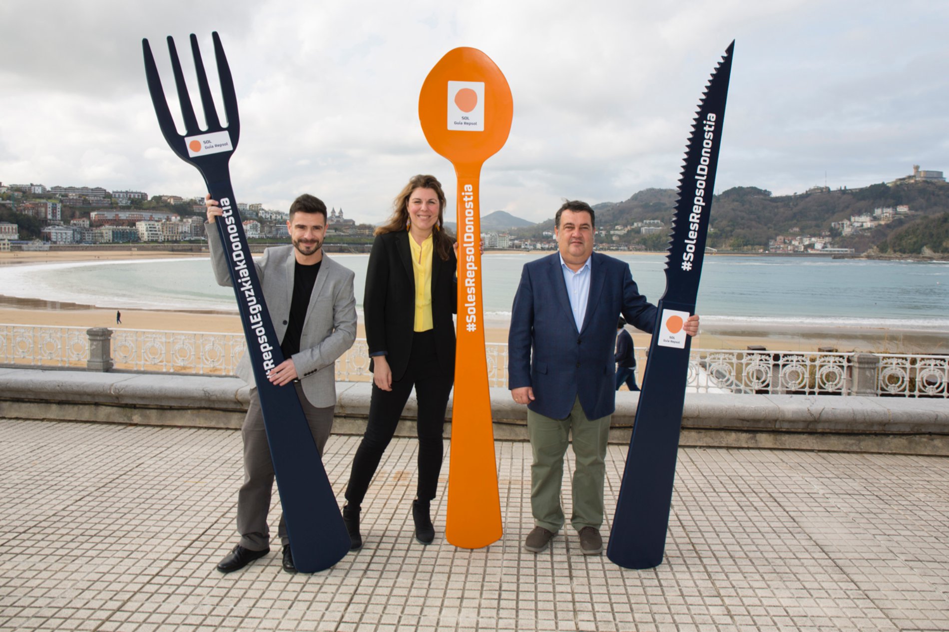 Actividades en Donostia semana Soles Repsol: Harkaitz Millán (Basquetour), María Ritter (Guía Repsol) y Ernesto Gasco (Teniente Alcalde de Donostia) Actividades en Donostia semana Soles Repsol: Harkaitz Millán (Basquetour), María Ritter (Guía Repsol) y Ernesto Gasco (Teniente Alcalde de Donostia)