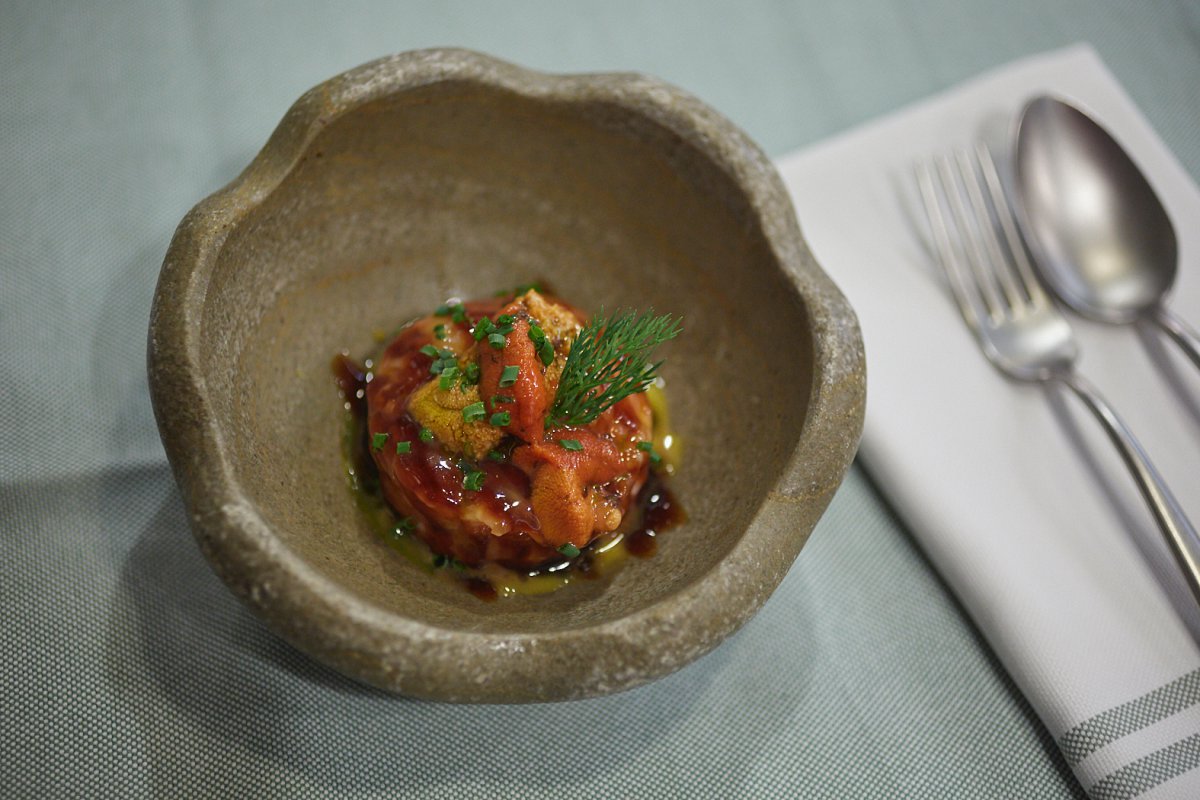Tartar de tomate con erizos. Foto: Javier Torres - Bacchetta Tartar de tomate con erizos. Foto: Javier Torres - Bacchetta