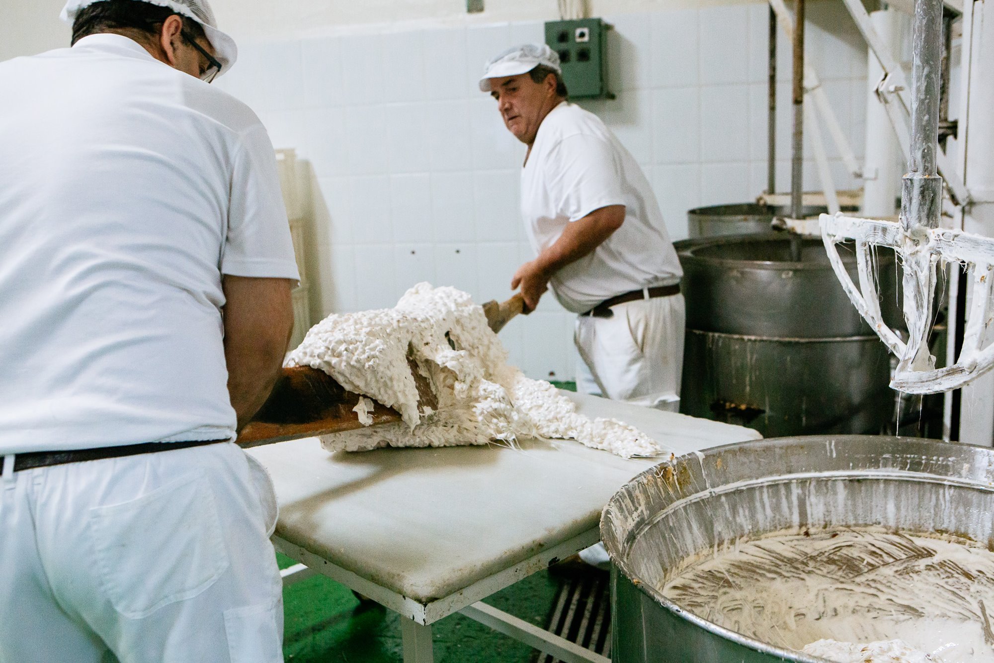 Aunque la modernización del proceso ha ayudado a los turroneros, algunos pasos se siguen haciendo a la antigua usanza. Aunque la modernización del proceso ha ayudado a los turroneros, algunos pasos se siguen haciendo a la antigua usanza.