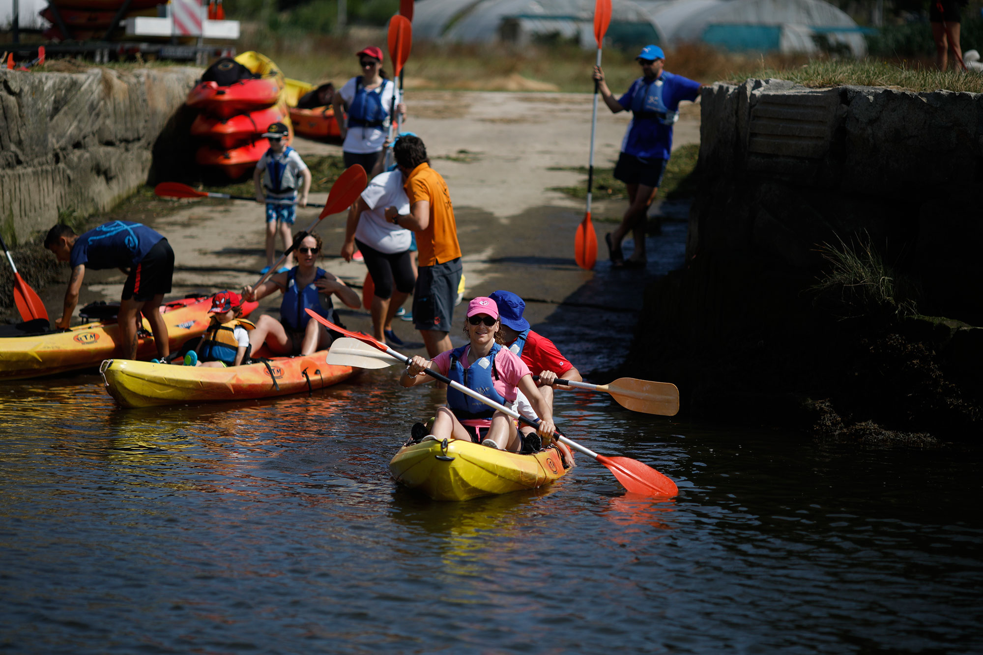 Saliendo con los kayaks al agua. Saliendo con los kayaks al agua.