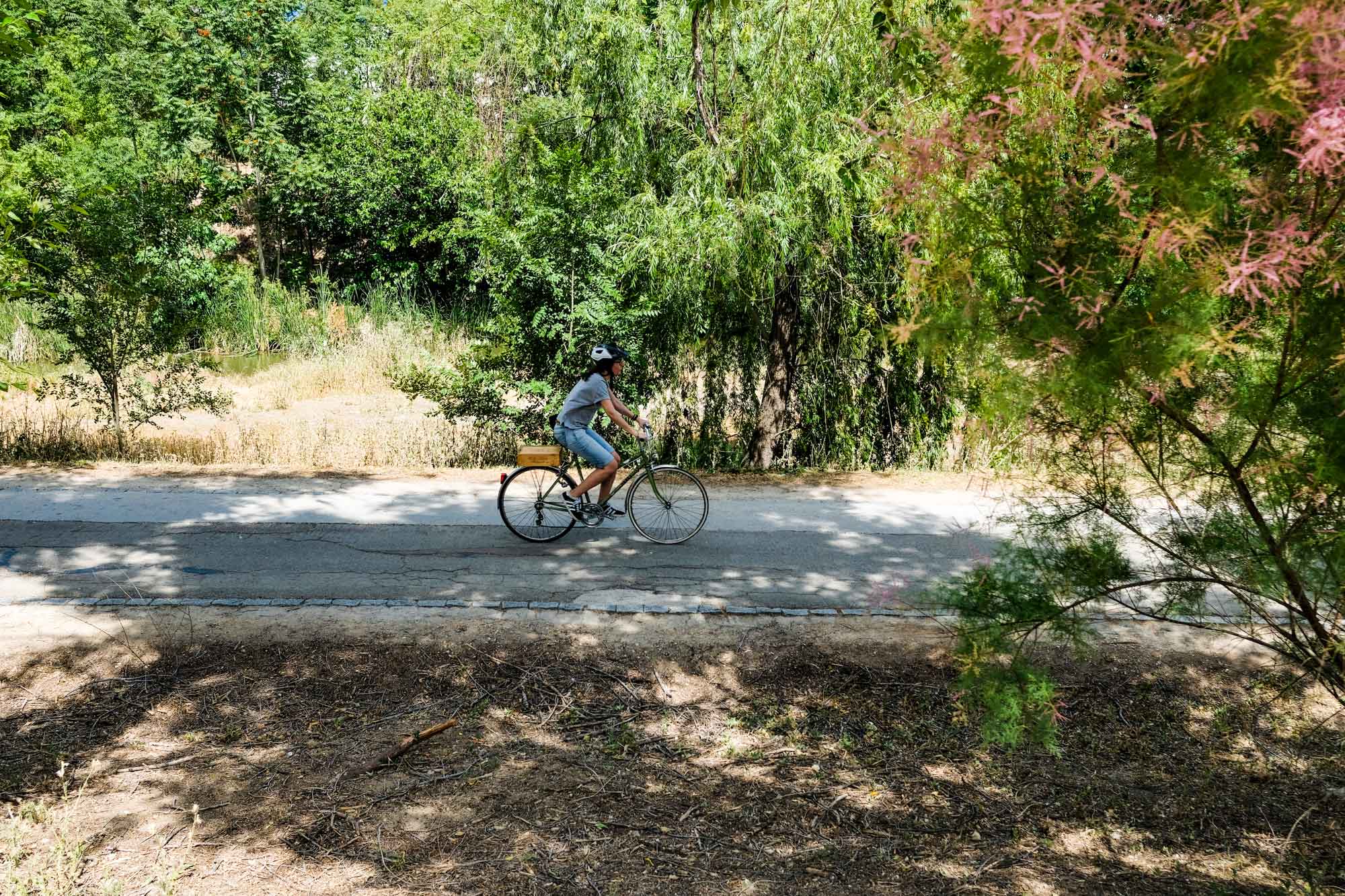 Mujer sola en bicicleta. Mujer sola en bicicleta.