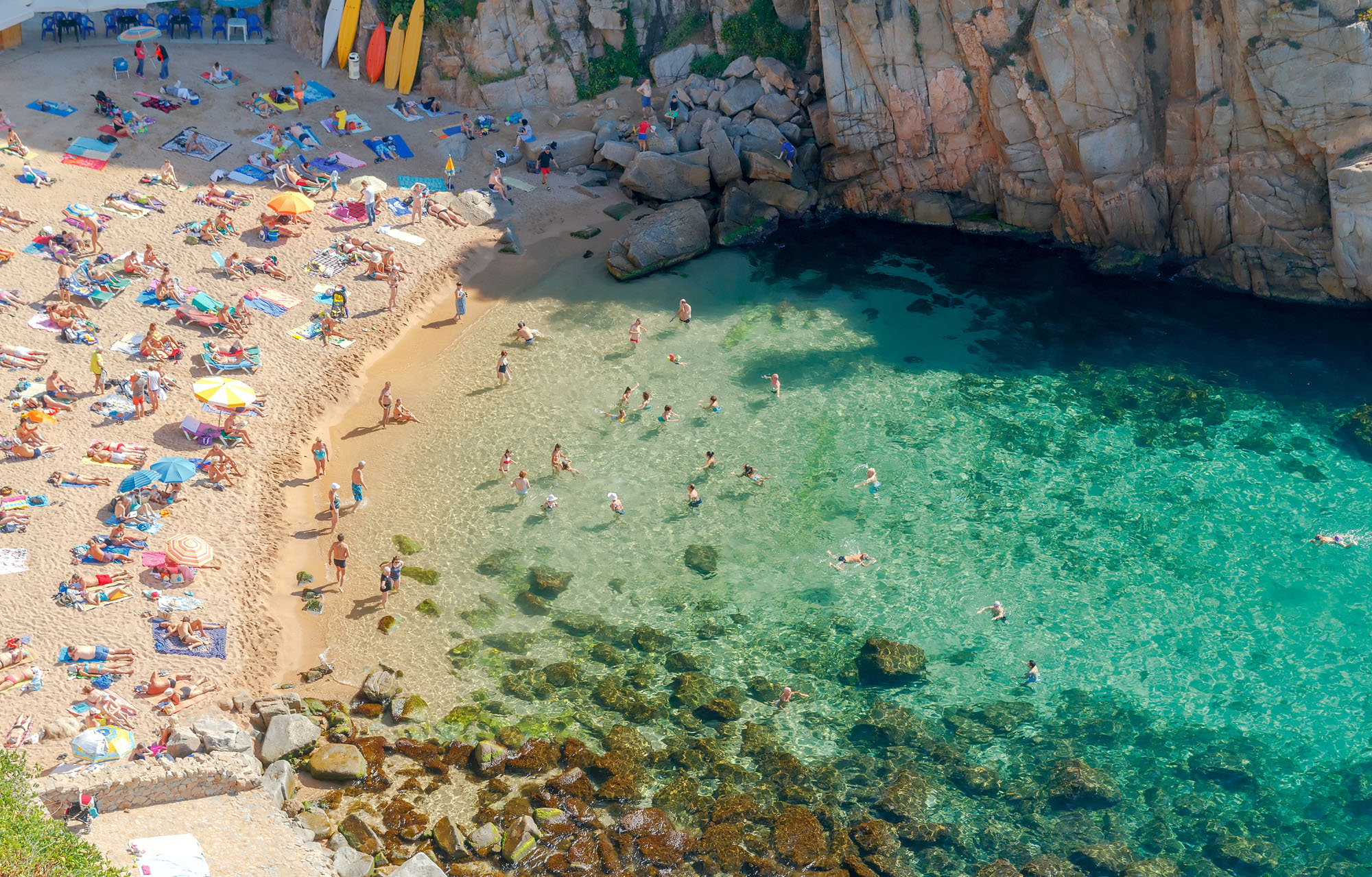 Las aguas transparentes de sus playas hacen de Tossa un paraíso para el buceo. Foto: Shutterstock. Las aguas transparentes de sus playas hacen de Tossa un paraíso para el buceo. Foto: Shutterstock.