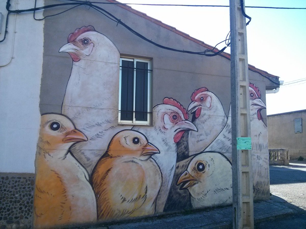 Las gallinas de Parsec! en una fachada de Castrogonzalo. Foto: Henar Ortega. Las gallinas de Parsec! en una fachada de Castrogonzalo. Foto: Henar Ortega.