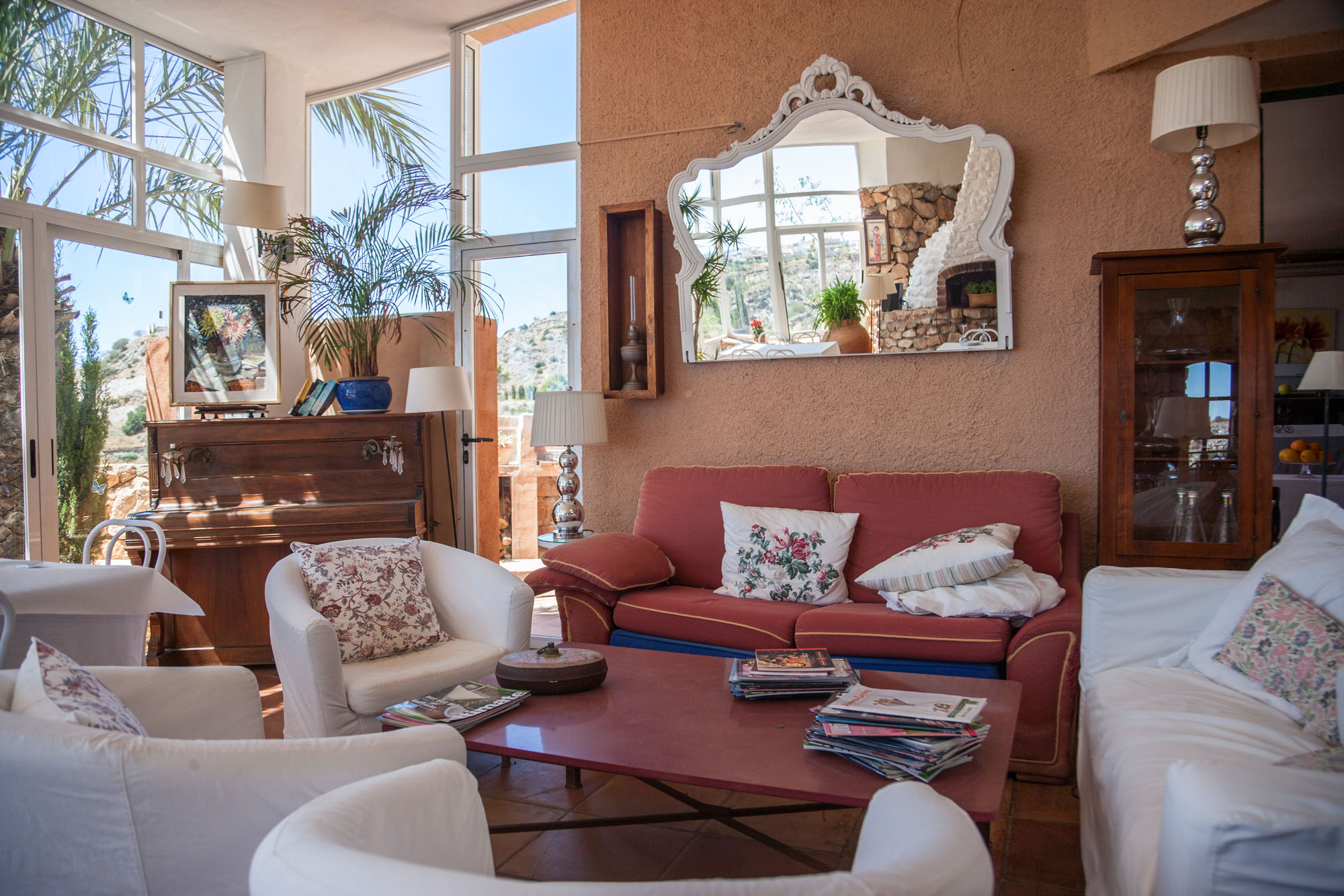 El saloncito con el piano, uno de los rincones más encantadores del cortijo. El saloncito con el piano, uno de los rincones más encantadores del cortijo.
