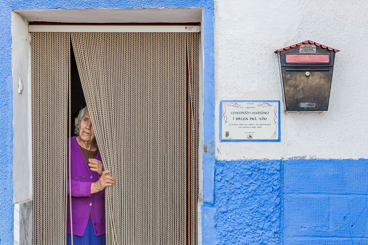 Trasmoz: Concepción Martínez, primera mujer del pueblo en ser nombrada Bruja del Año en 2000. Foto: Ferrán Mallol. Trasmoz: Concepción Martínez, primera mujer del pueblo en ser nombrada Bruja del Año en 2000. Foto: Ferrán Mallol.