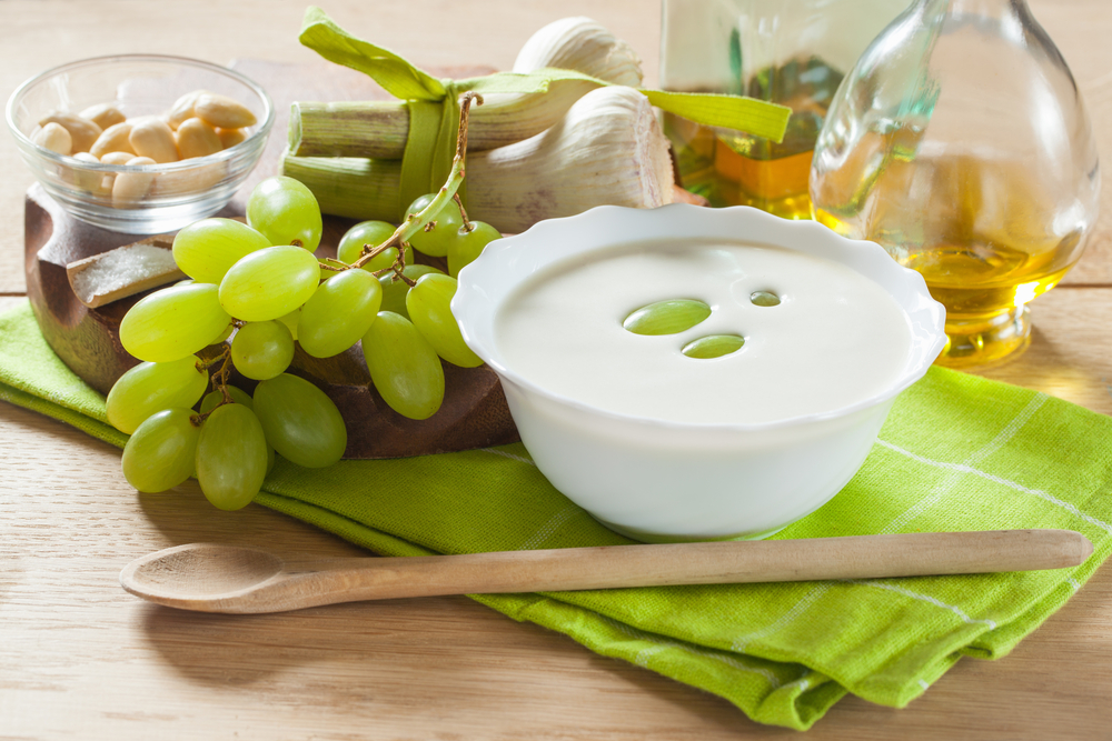 El ajoblanco malagueño con almendras y uvas. El ajoblanco malagueño con almendras y uvas.