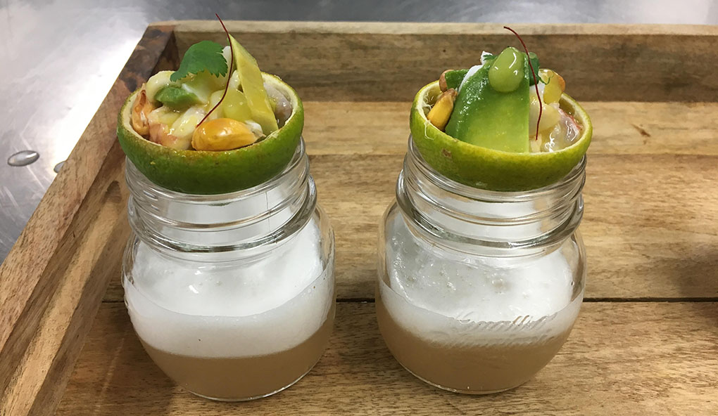 Orujo sour con ceviche de salmonete y gamba. Orujo sour con ceviche de salmonete y gamba.
