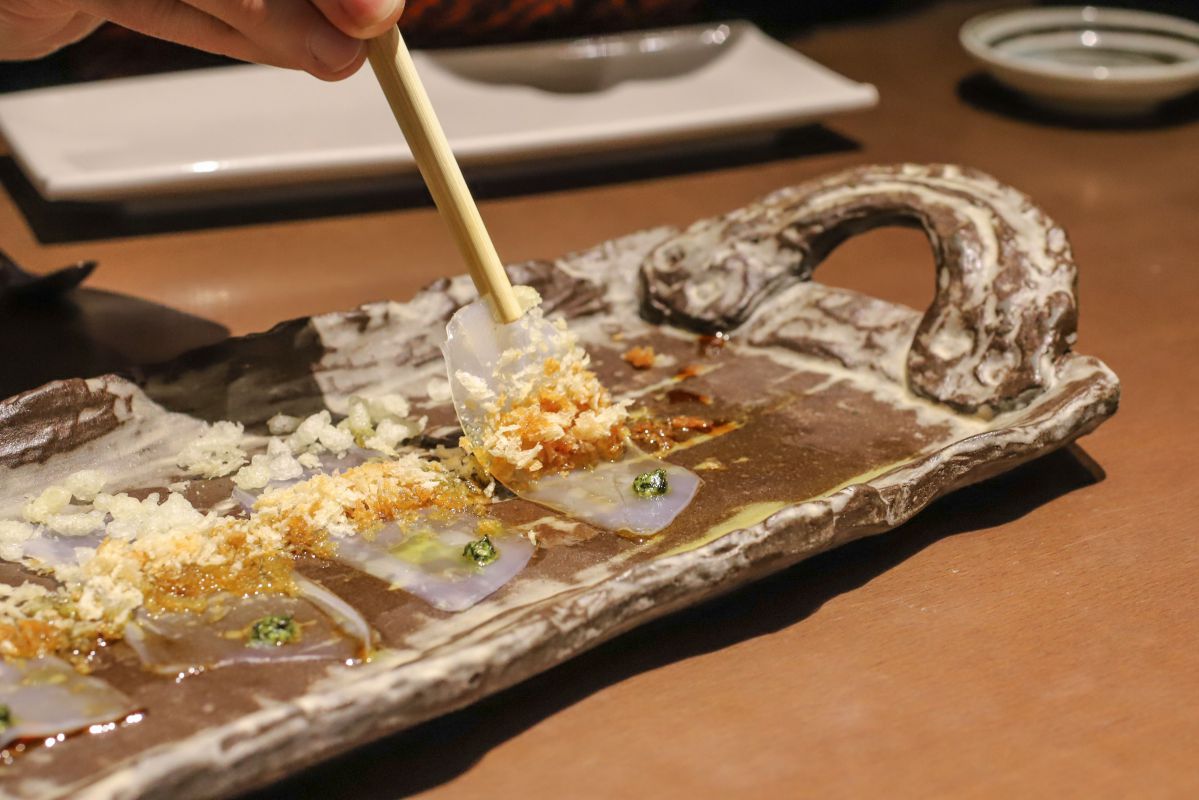 La versión del bocata de calamares en una fuente. La versión del bocata de calamares en una fuente.