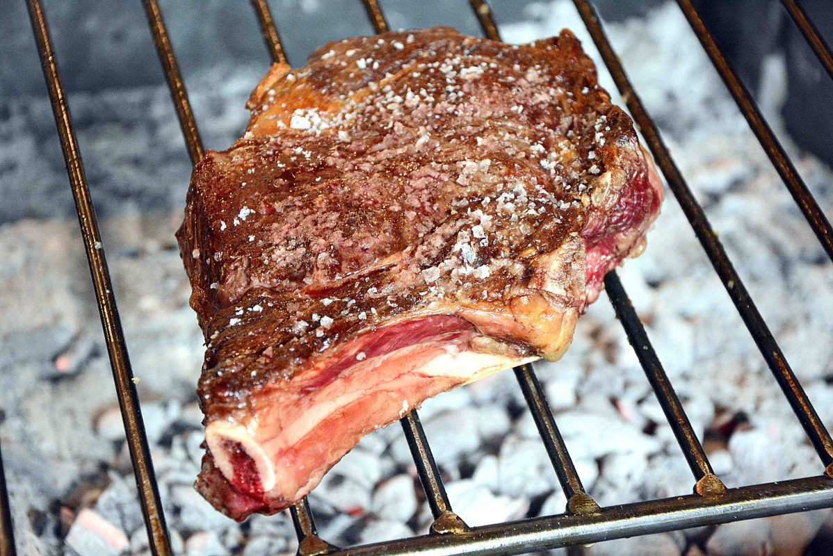 Txuleta de vacuno a la parrilla del restaurante Sukaldean Bai Bokado, en Madrid. Foto: Sukaldean Bai Bokado. Txuleta de vacuno a la parrilla del restaurante Sukaldean Bai Bokado, en Madrid. Foto: Sukaldean Bai Bokado.