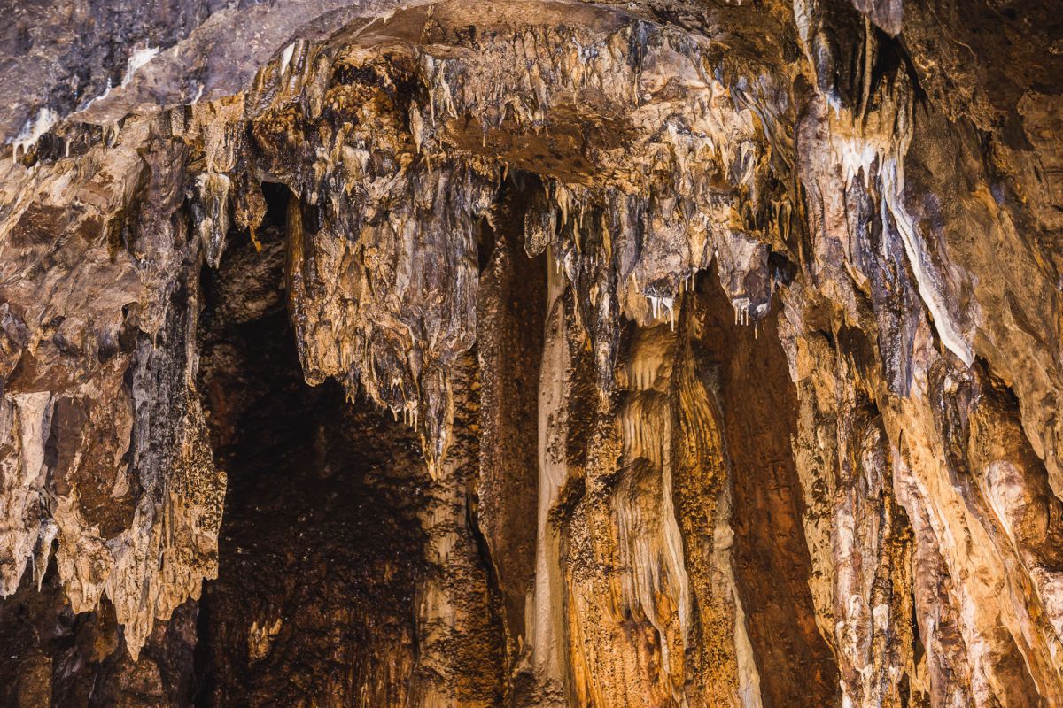 Detalle de los techos de la Cueva del Agua, en las Cuevas de Fuentes de León, en la provincia de Badajoz. Detalle de los techos de la Cueva del Agua, en las Cuevas de Fuentes de León, en la provincia de Badajoz.