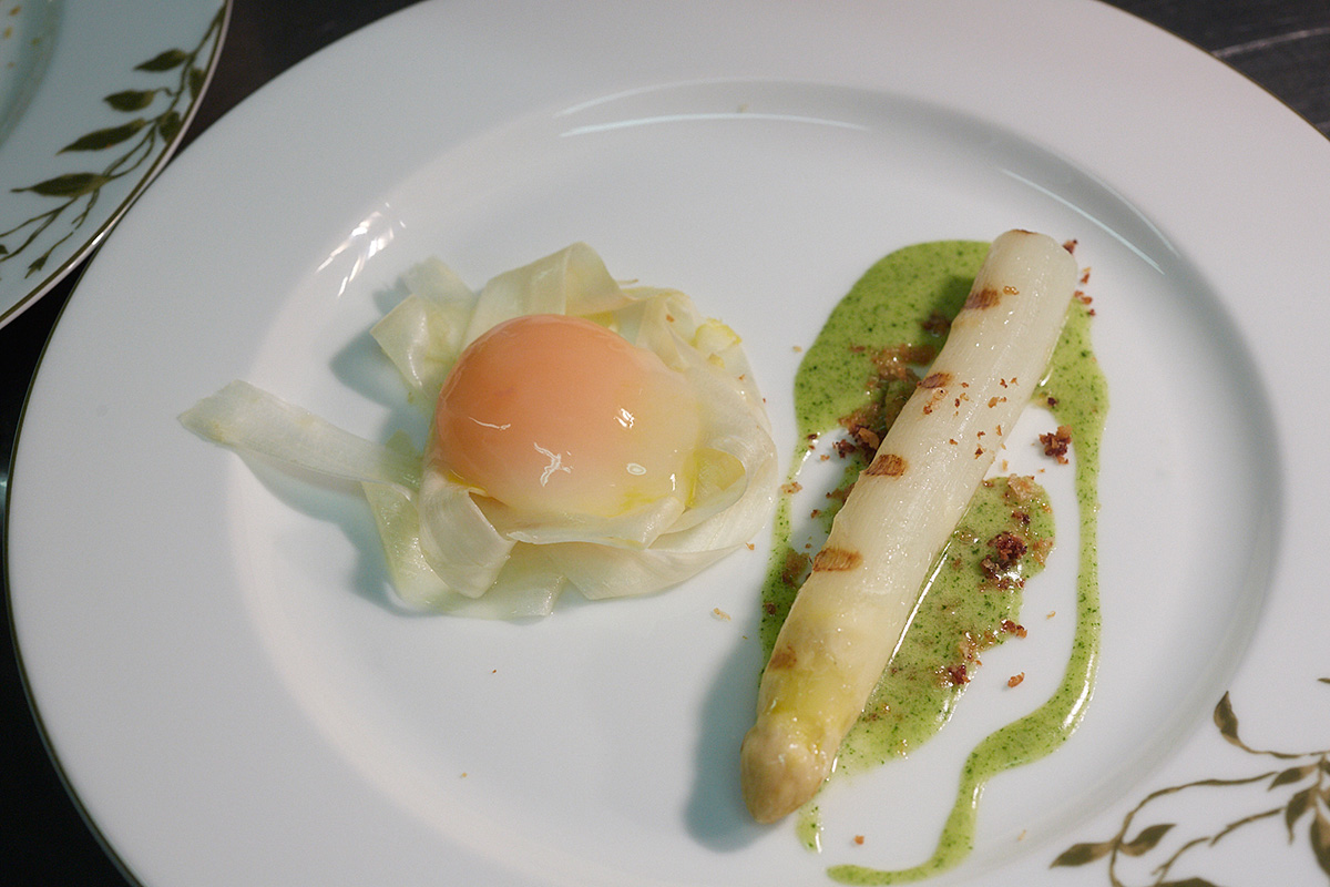 Espárrago blanco de Gavà con migas de jamón y huevo de corral. Espárrago blanco de Gavà con migas de jamón y huevo de corral.