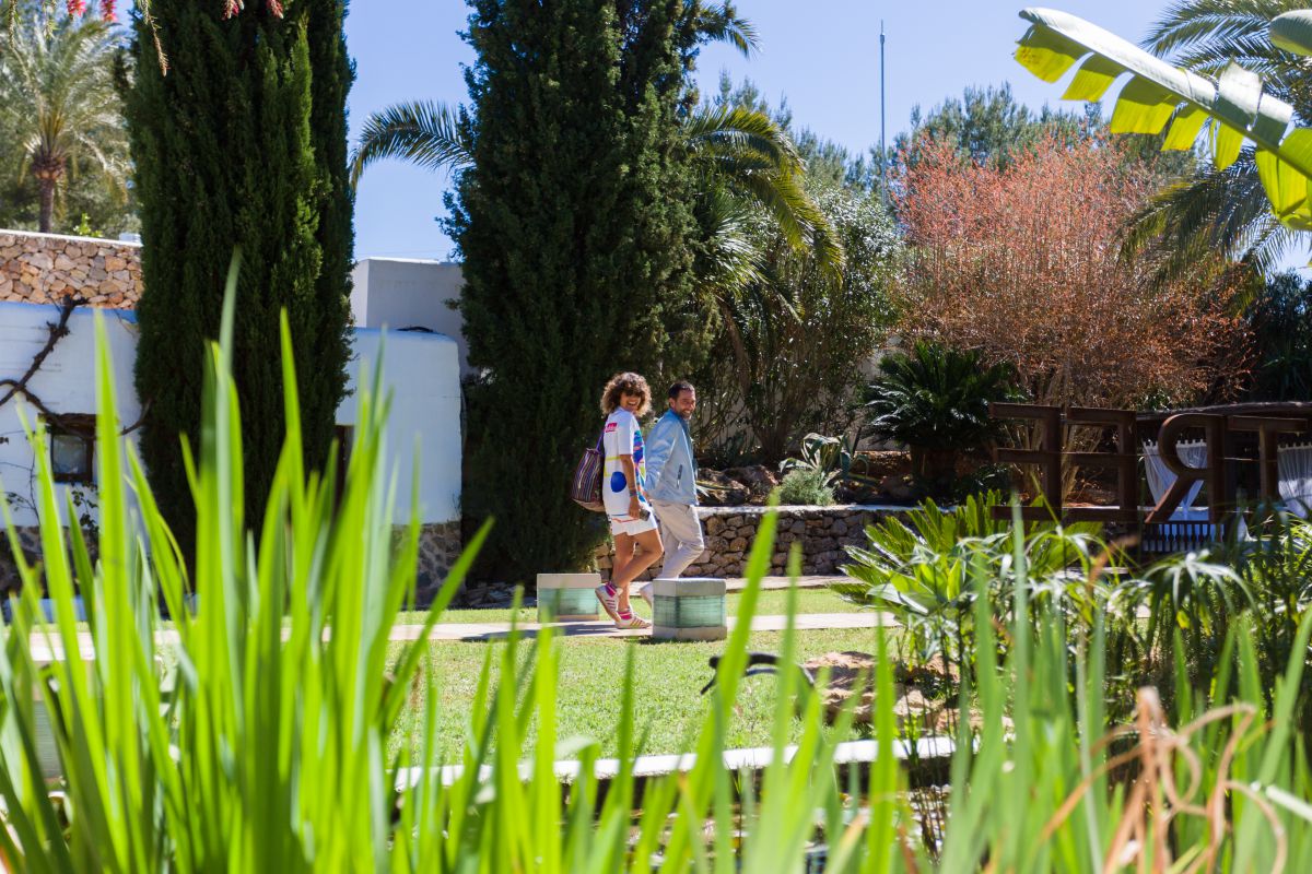 Una pareja pasea entre las fuentes y las flores de la finca. Una pareja pasea entre las fuentes y las flores de la finca.