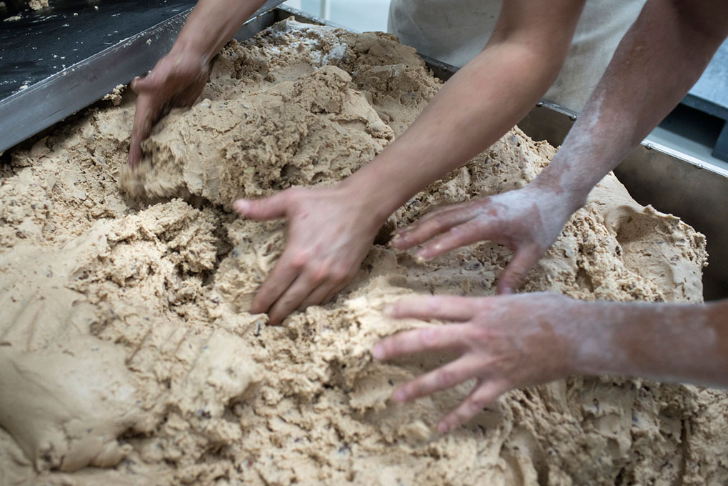 La masa del clásico polvorón lleva harina, almendras, manteca de cerdo y azúcar. La masa del clásico polvorón lleva harina, almendras, manteca de cerdo y azúcar.