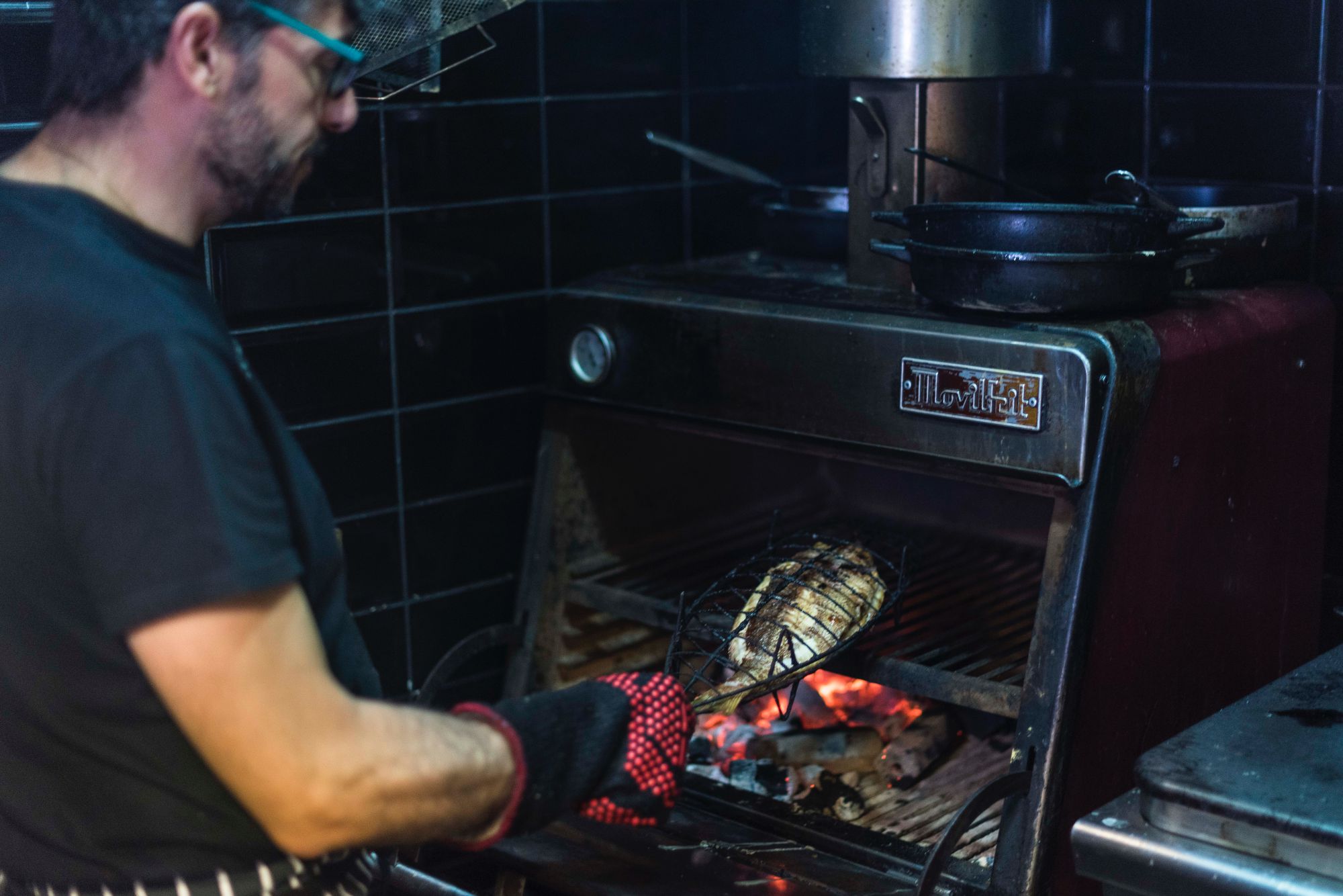 Las piezas enteras a la parrilla adquieren su punto con el poder calórico de la madera de encina y el quebracho argentino. Las piezas enteras a la parrilla adquieren su punto con el poder calórico de la madera de encina y el quebracho argentino.