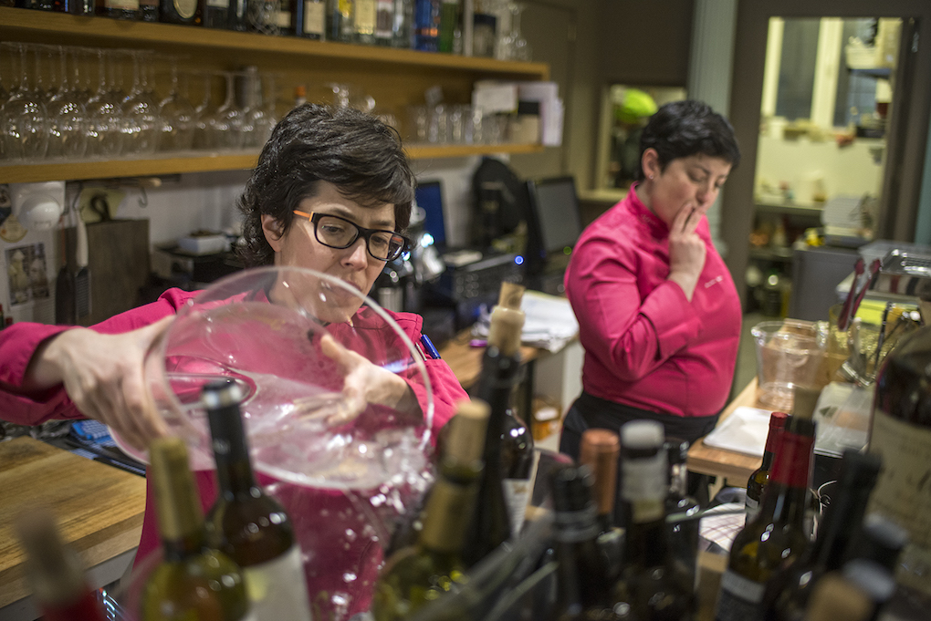 Carmen y Marian se conocen desde pequeñas y su compenetración hace que todo fluya con naturalidad. Carmen y Marian se conocen desde pequeñas y su compenetración hace que todo fluya con naturalidad.