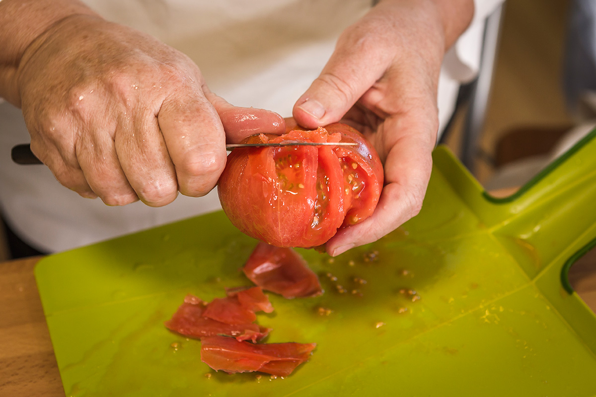 Limpiar los tomates, pelarlos y cortarlos en mitades por el ecuador si son redondeados. Limpiar los tomates, pelarlos y cortarlos en mitades por el ecuador si son redondeados.