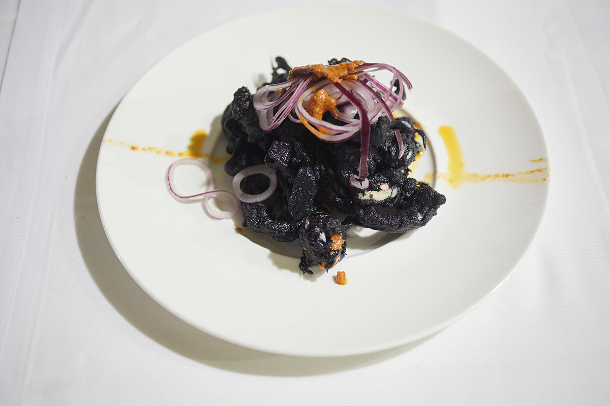 Calamares de "la platjeta" en tempura negra, cebolla laminada y aceite de romesco. Calamares de "la platjeta" en tempura negra, cebolla laminada y aceite de romesco.