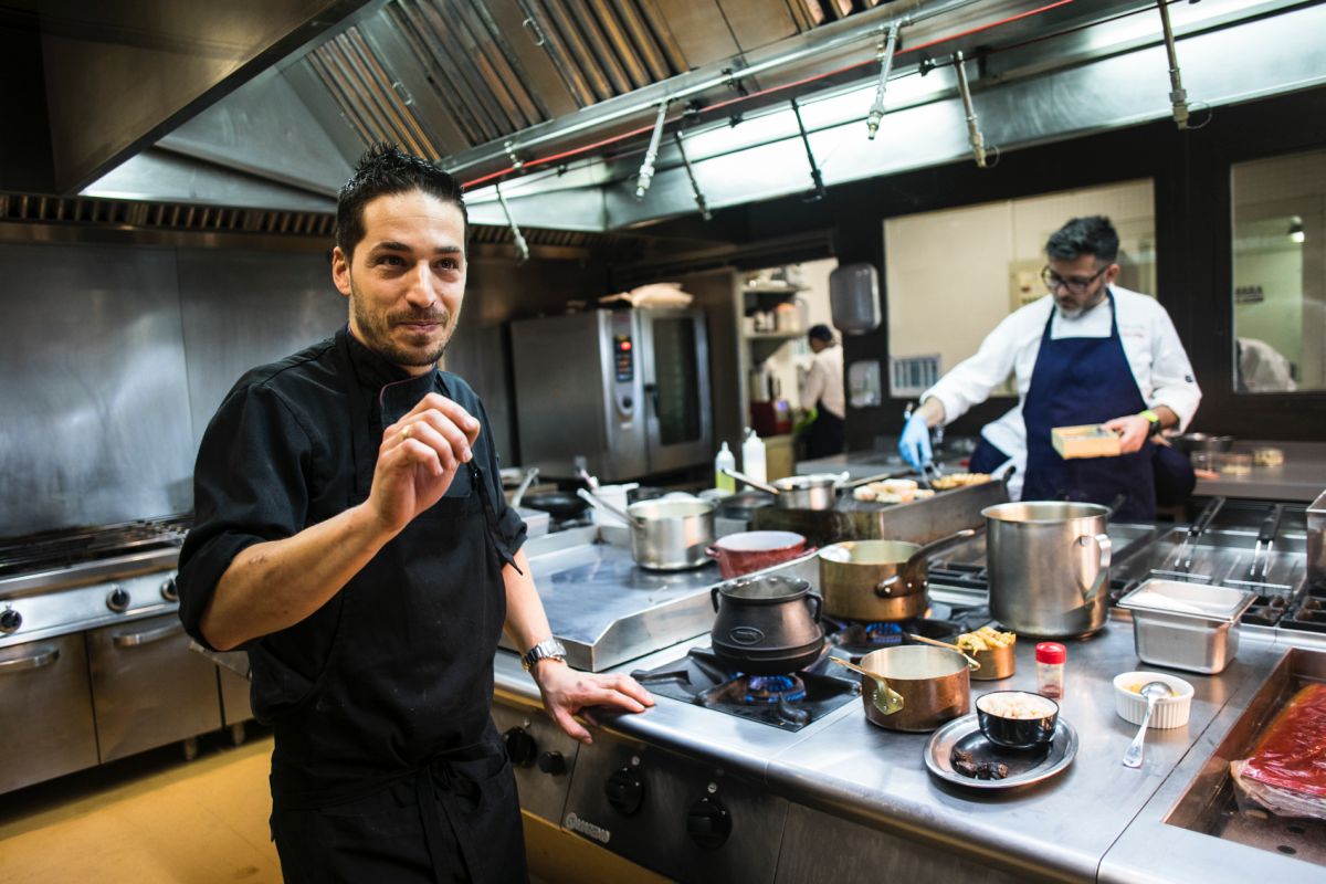 El cocinero nos cuenta todos los secretos de esta receta. El cocinero nos cuenta todos los secretos de esta receta.