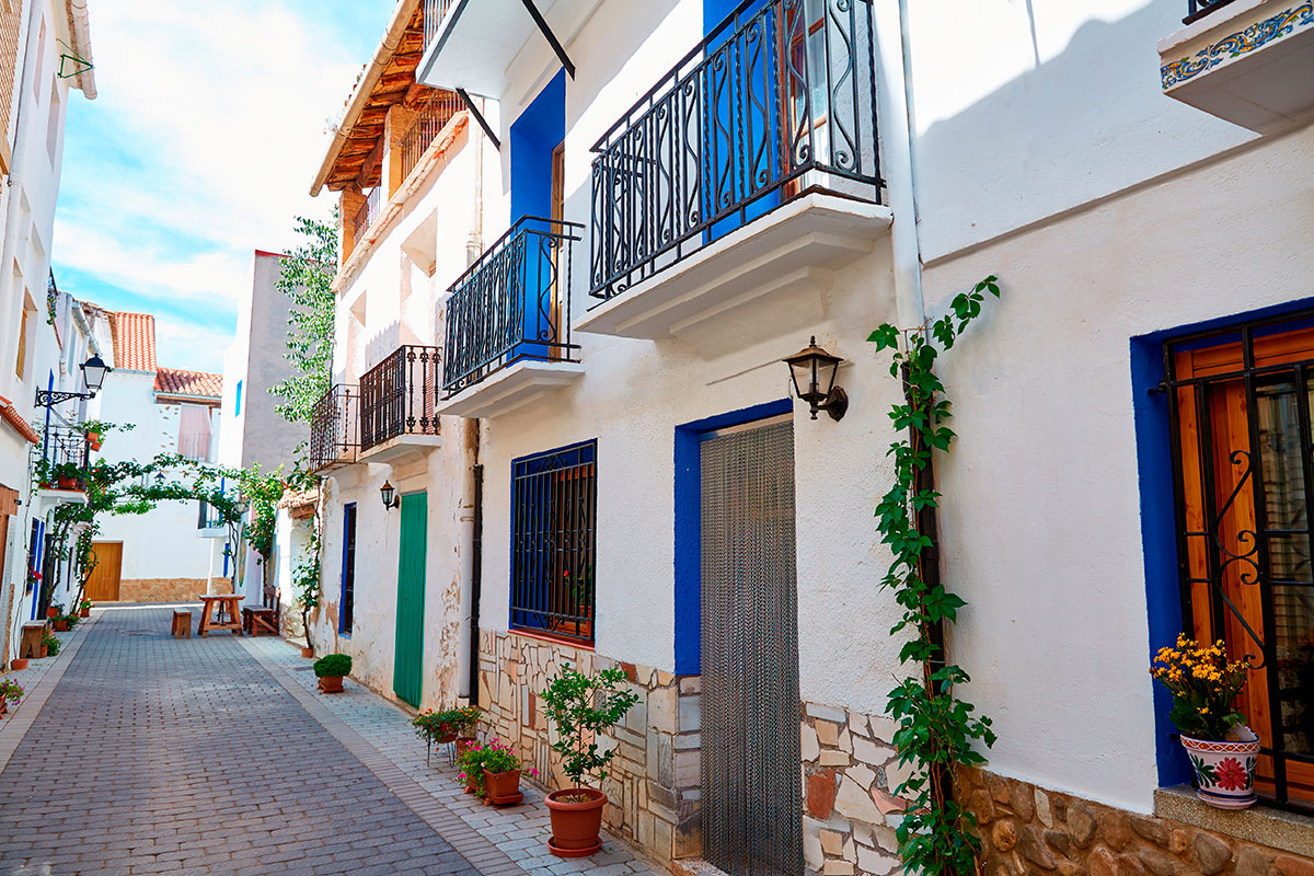 Las coloridas calles del pueblo invintan a pasear por ellas. Foto: Shutterstock. Las coloridas calles del pueblo invintan a pasear por ellas. Foto: Shutterstock.