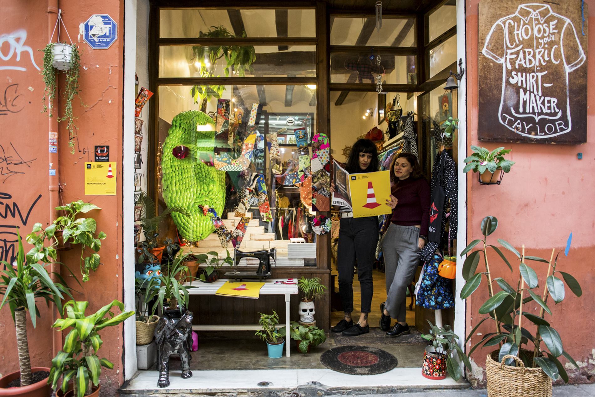 Cada vez más comerciantes valencianos se unen a Intramurs en la intervención de sus escaparates. Cada vez más comerciantes valencianos se unen a Intramurs en la intervención de sus escaparates.