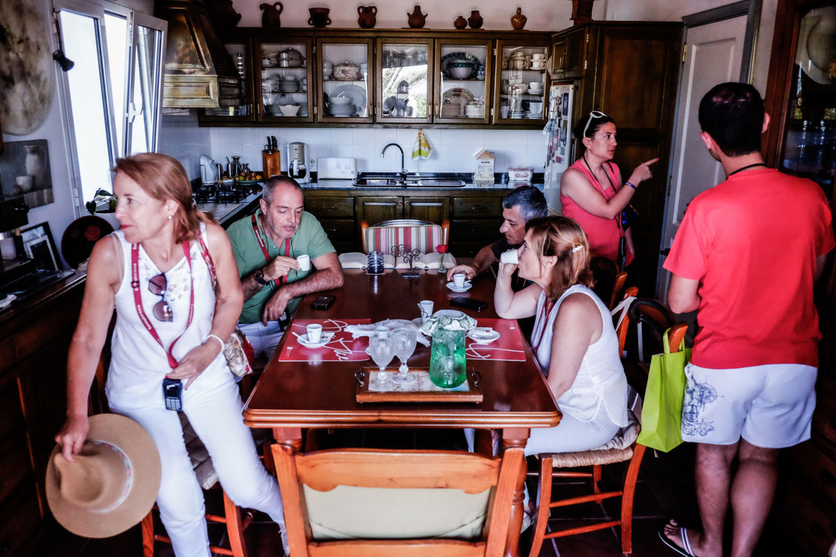La cocina fue el punto de encuentro más importante de la casa, donde se sigue ofreciendo un café a todo el que llega. La cocina fue el punto de encuentro más importante de la casa, donde se sigue ofreciendo un café a todo el que llega.
