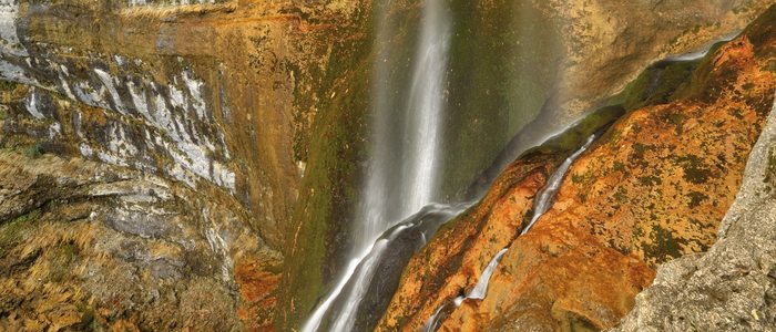 Cascada del nacimiento del río Mundo. Cascada del nacimiento del río Mundo.