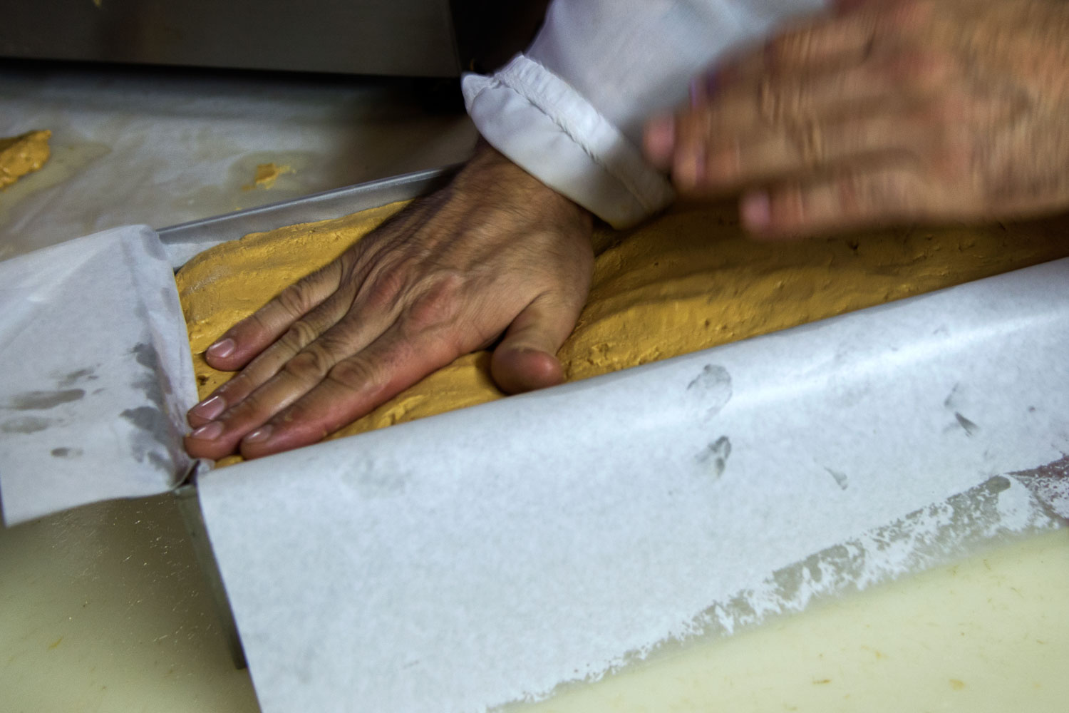 Un maestro turronero da palmadas a la masa. Después reposa dos días. Un maestro turronero da palmadas a la masa. Después reposa dos días.