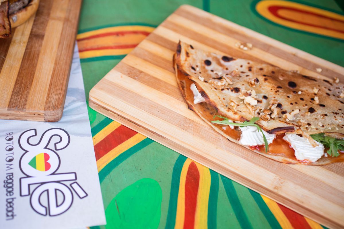 'Crepes' dulces y salados, hamburgesas con opción vegana, hummus, guacamole... y productos de su propio huerto. 'Crepes' dulces y salados, hamburgesas con opción vegana, hummus, guacamole... y productos de su propio huerto.