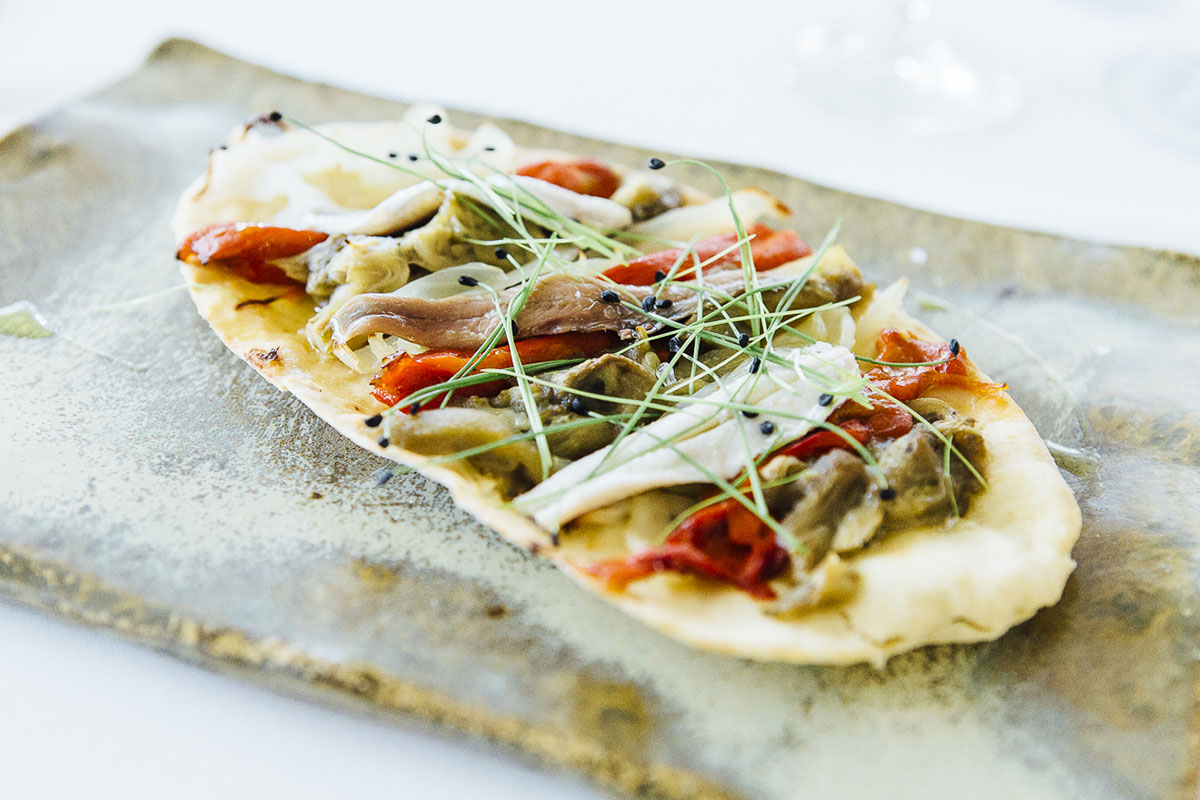Coca de cebollas de Figueres, pimientos y berenjenas, con anchoas y boquerones de L'Escala. Coca de cebollas de Figueres, pimientos y berenjenas, con anchoas y boquerones de L'Escala.