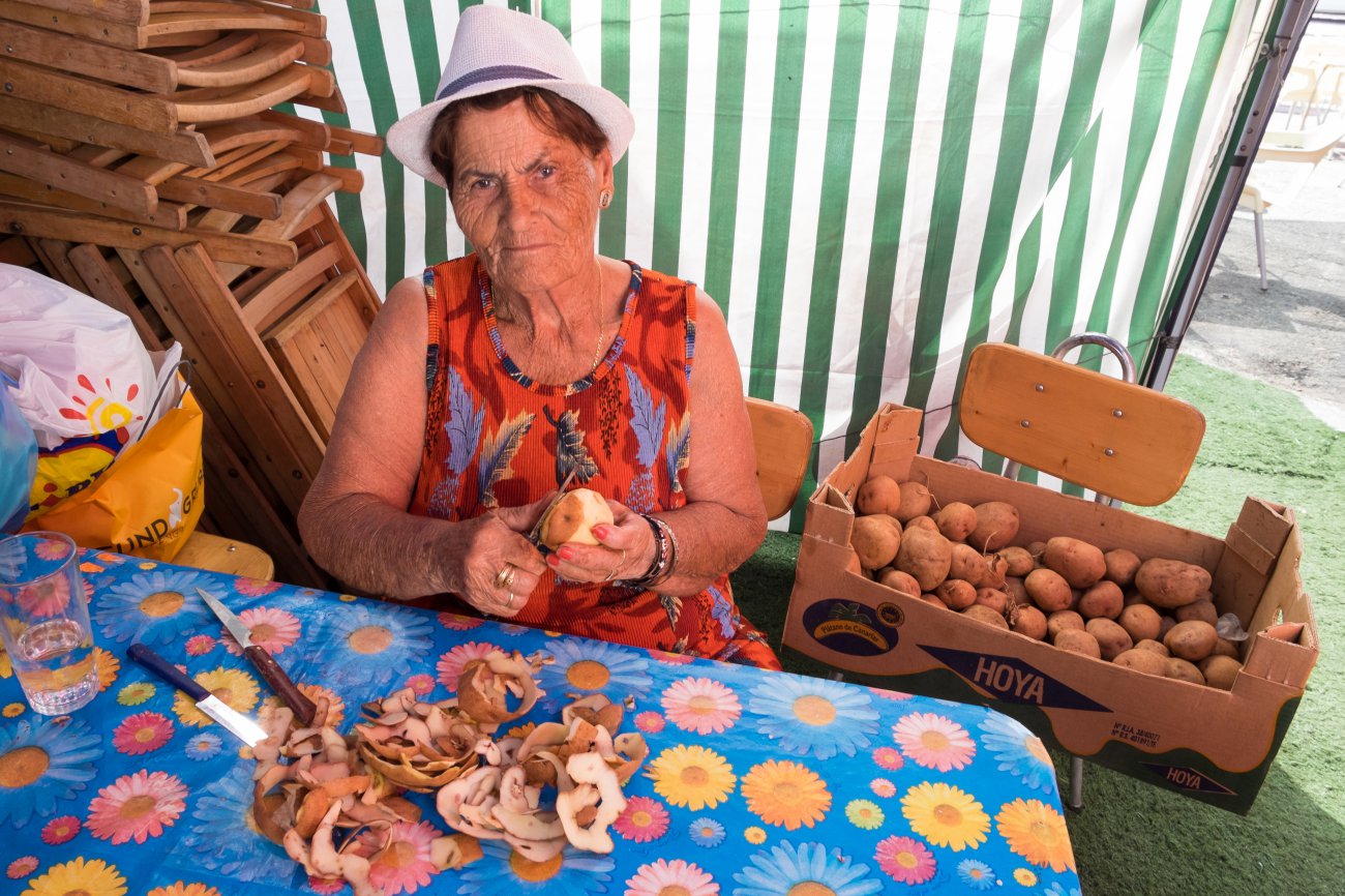 'La Barranquera' (Valle Guerra): mujer pelando papas 'La Barranquera' (Valle Guerra): mujer pelando papas