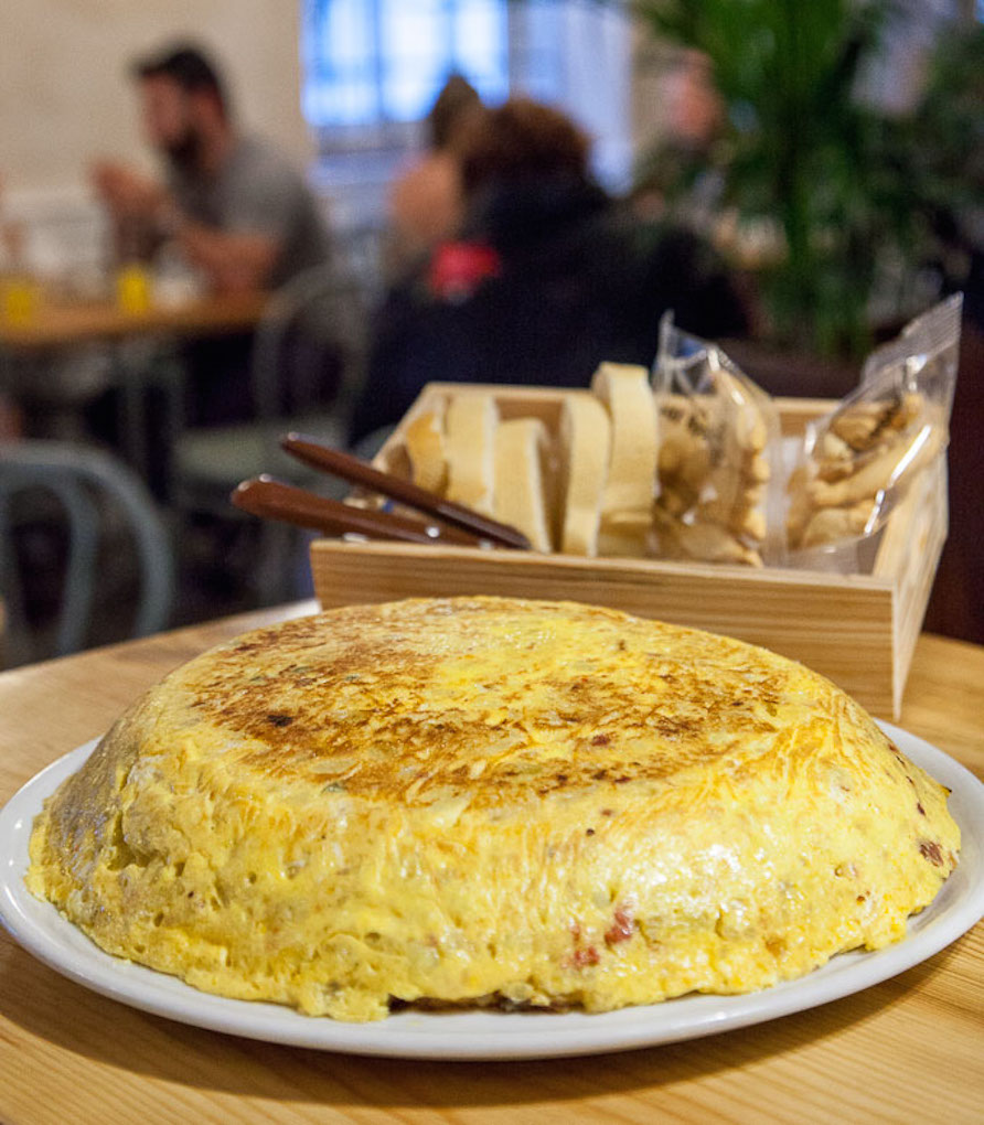 Una tortilla 'gallega' de dos kilos, en la barra del 'Bar Apolo'. Foto: Alberto Criado Una tortilla 'gallega' de dos kilos, en la barra del 'Bar Apolo'. Foto: Alberto Criado