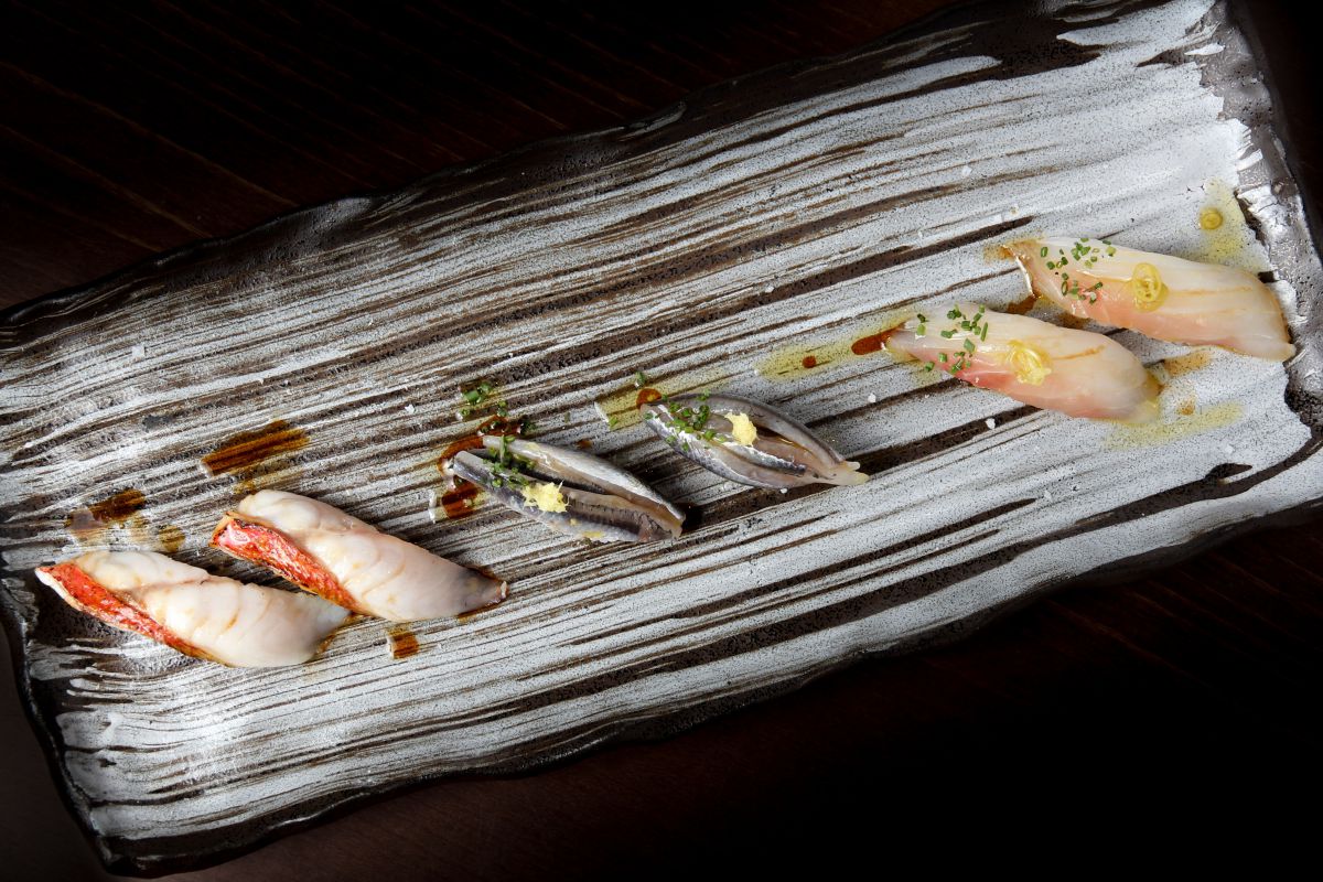 Tabla con su trilogía euskaldún, a base de urta, anchoa y salmonete. Tabla con su trilogía euskaldún, a base de urta, anchoa y salmonete.