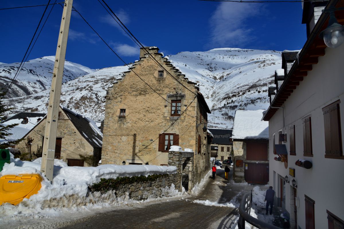 Salardú, en el valle de Arán, un pueblo de montaña que es un catálogo del románico. Foto: Alfredo Merino. Salardú, en el valle de Arán, un pueblo de montaña que es un catálogo del románico. Foto: Alfredo Merino.