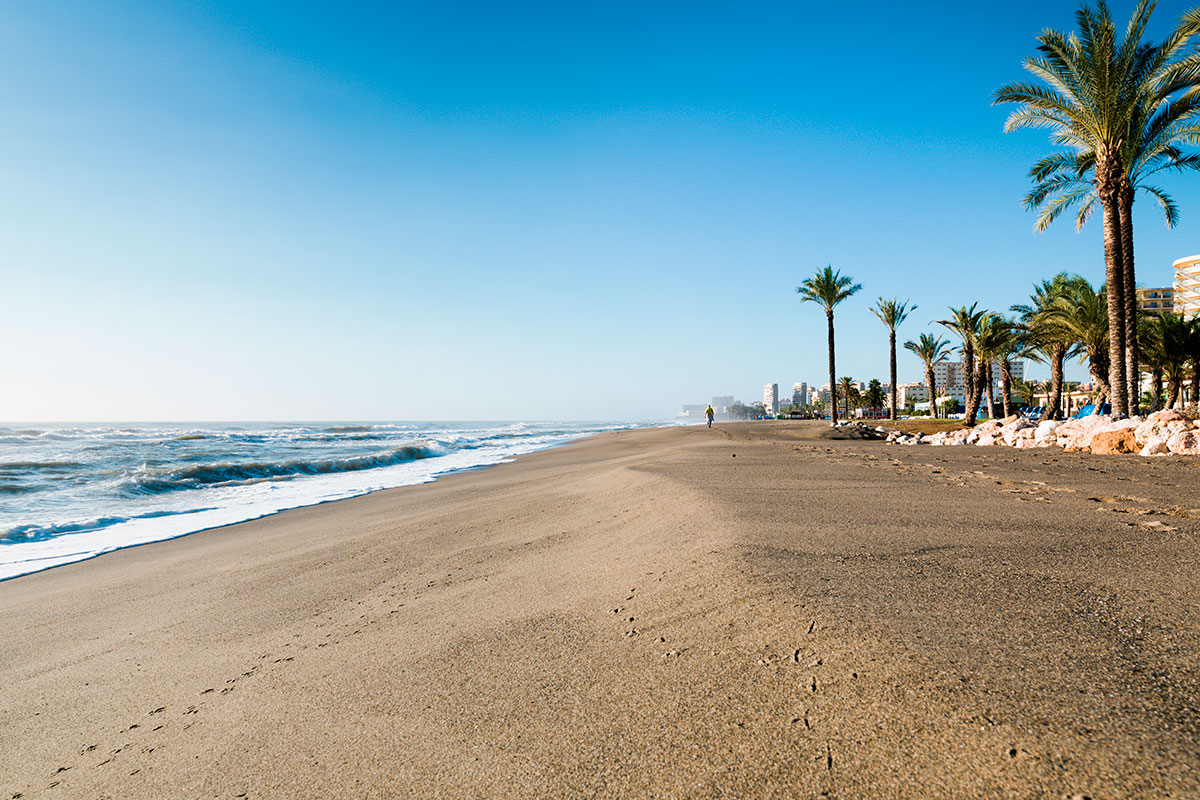 La playa Los Álamos es la más alejada del centro urbano de Torremolinos. Foto: Shutterstock La playa Los Álamos es la más alejada del centro urbano de Torremolinos. Foto: Shutterstock