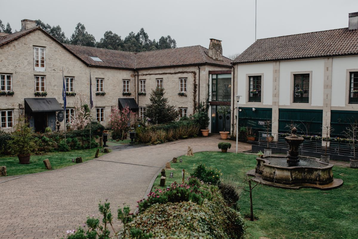 La entrada a 'A Quinta da Auga. Uno de los laterales se añadieron durante la reforma y alberga el restaurante. La entrada a 'A Quinta da Auga. Uno de los laterales se añadieron durante la reforma y alberga el restaurante.