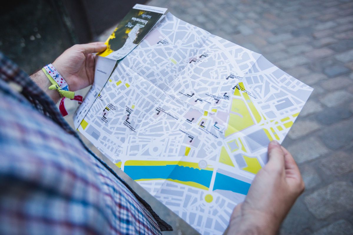 Un visitante consultando el mapa de los itinerarios de Murillo por Sevilla. Un visitante consultando el mapa de los itinerarios de Murillo por Sevilla.