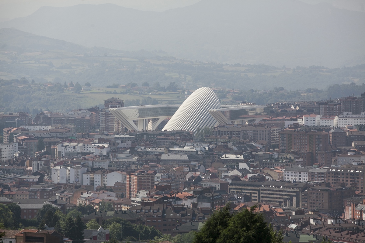 Oviedo a los pies de Santa María y San Miguel, con el "centollu" al fondo. Oviedo a los pies de Santa María y San Miguel, con el "centollu" al fondo.