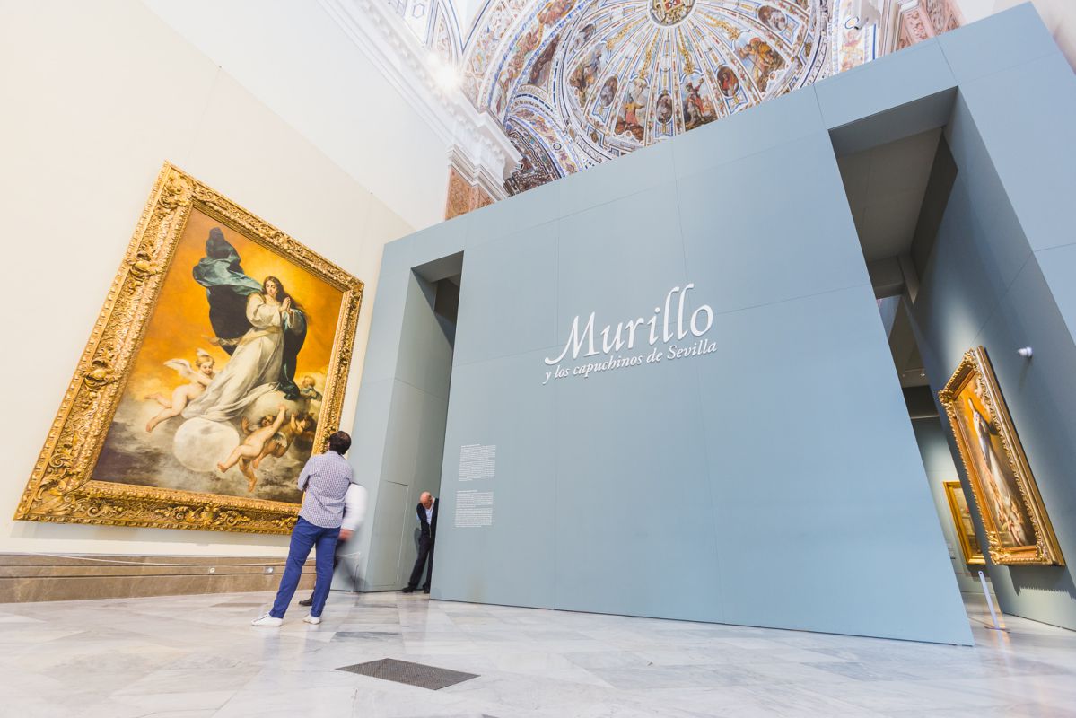 Un hombre observa una Inmaculada de Murillo en el Museo de Bellas Artes de Sevilla. Un hombre observa una Inmaculada de Murillo en el Museo de Bellas Artes de Sevilla.