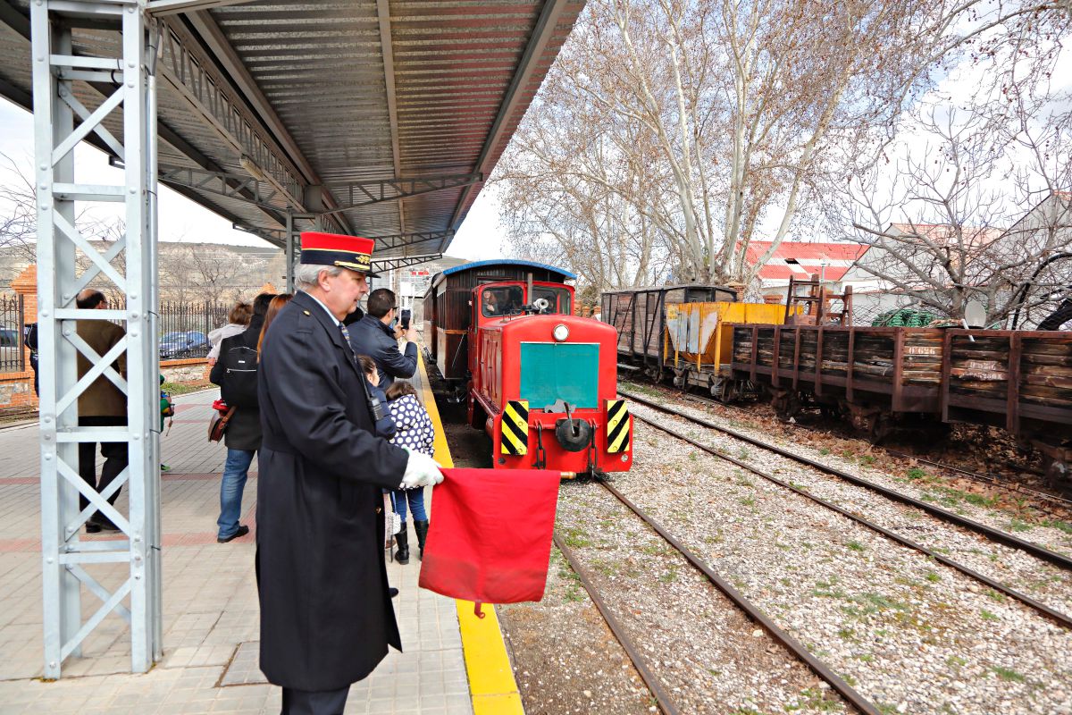 La bandera roja tiene muchos significados según cómo se utilice. Aquí, el tren debe detenerse. La bandera roja tiene muchos significados según cómo se utilice. Aquí, el tren debe detenerse.