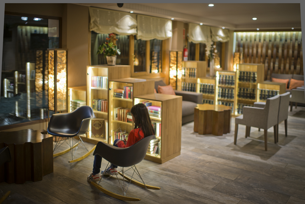 El salón del 'Hotel Pey', recientemente remodelado con una estética acogedora y moderna. El salón del 'Hotel Pey', recientemente remodelado con una estética acogedora y moderna.