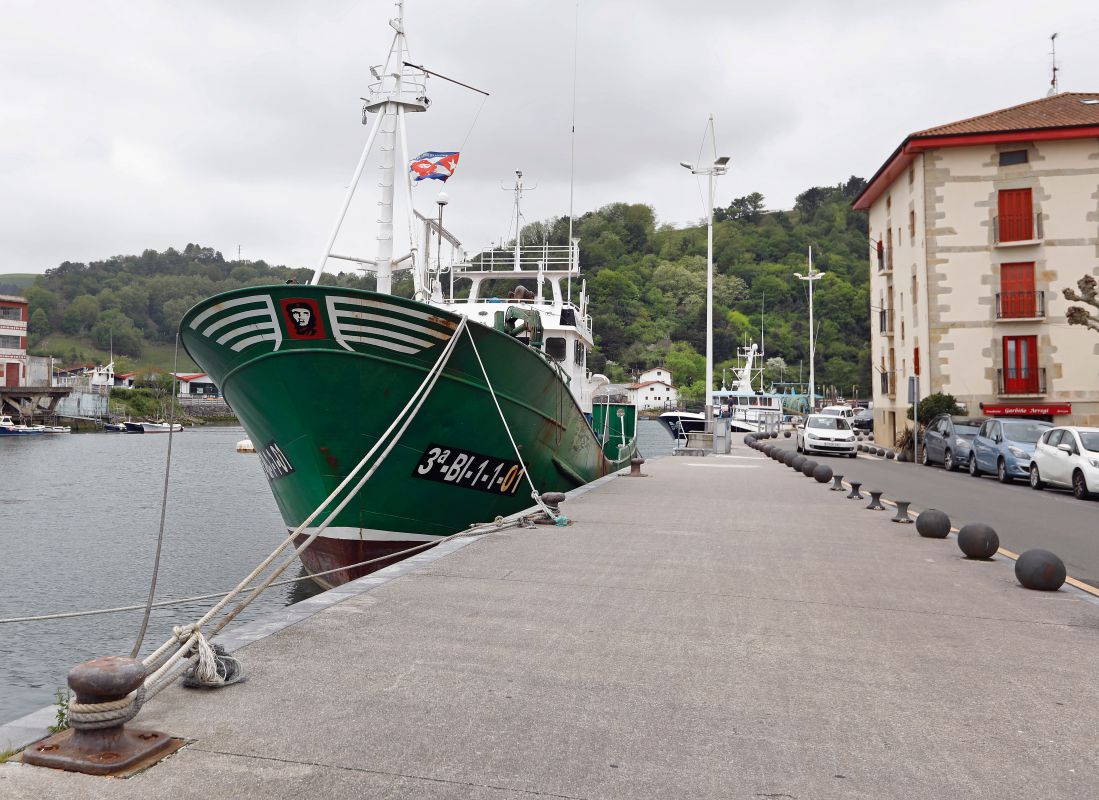 Los barcos de pesca anclan en el centro de Orio, Guipúzcoa. Los barcos de pesca anclan en el centro de Orio, Guipúzcoa.