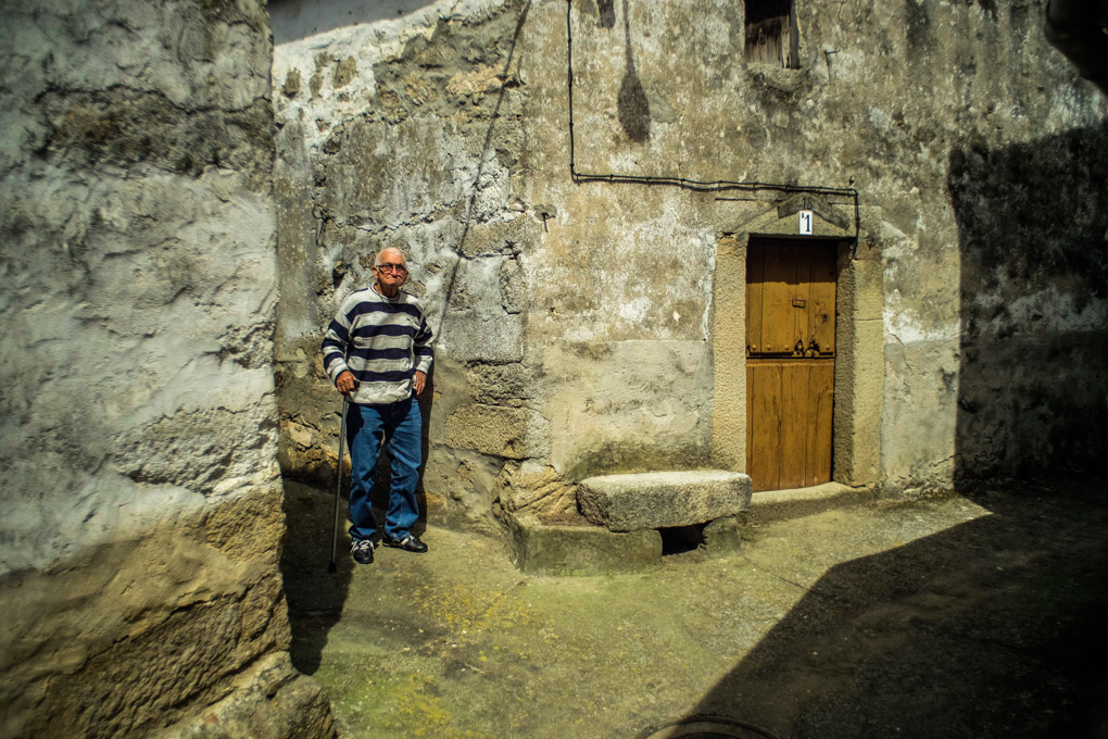 Un vecino del Guijo de Granadilla, donde vivió el poeta que da nombre al pantano. Un vecino del Guijo de Granadilla, donde vivió el poeta que da nombre al pantano.