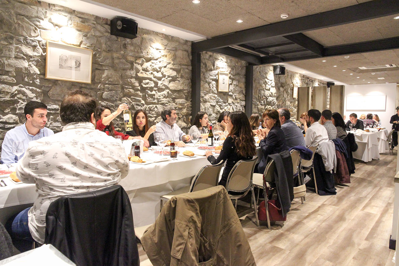Un buen sitio para compartir con amigos, familiares y compañeros de trabajo. Un buen sitio para compartir con amigos, familiares y compañeros de trabajo.