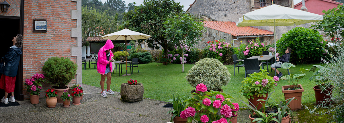 La 'Posada de Muño', sin pretensiones y agradable. La lluvia marcará el desayuno en el patio, como siempre en el Norte. Foto: Sofía Moro. La 'Posada de Muño', sin pretensiones y agradable. La lluvia marcará el desayuno en el patio, como siempre en el Norte. Foto: Sofía Moro.