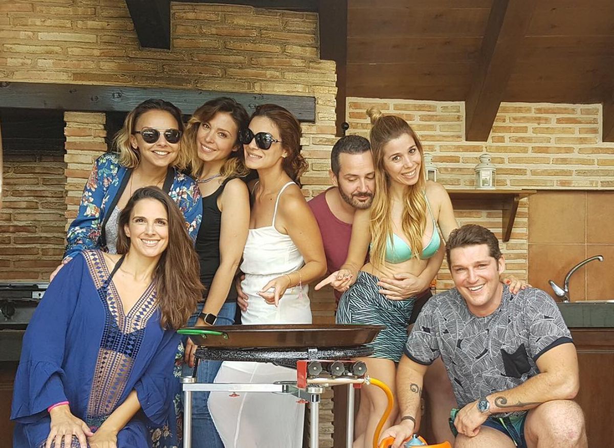 Con los compañeros y amigos de 'OT', preparando una paella. Foto: Instagram. Con los compañeros y amigos de 'OT', preparando una paella. Foto: Instagram.