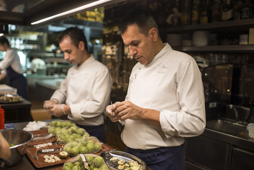 Oriol Castro y Eduard Xatruch pelan nueces verdes tiernas en la cocina de 'Disfrutar'. Foto: Sofía Moro. Oriol Castro y Eduard Xatruch pelan nueces verdes tiernas en la cocina de 'Disfrutar'. Foto: Sofía Moro.