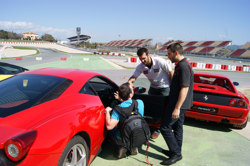 Un aficionado a la Fórmula 1 se dispone a conducir un Ferrari en el circuito de Montmeló. Foto: Emotionday. Flickr. Un aficionado a la Fórmula 1 se dispone a conducir un Ferrari en el circuito de Montmeló. Foto: Emotionday. Flickr.