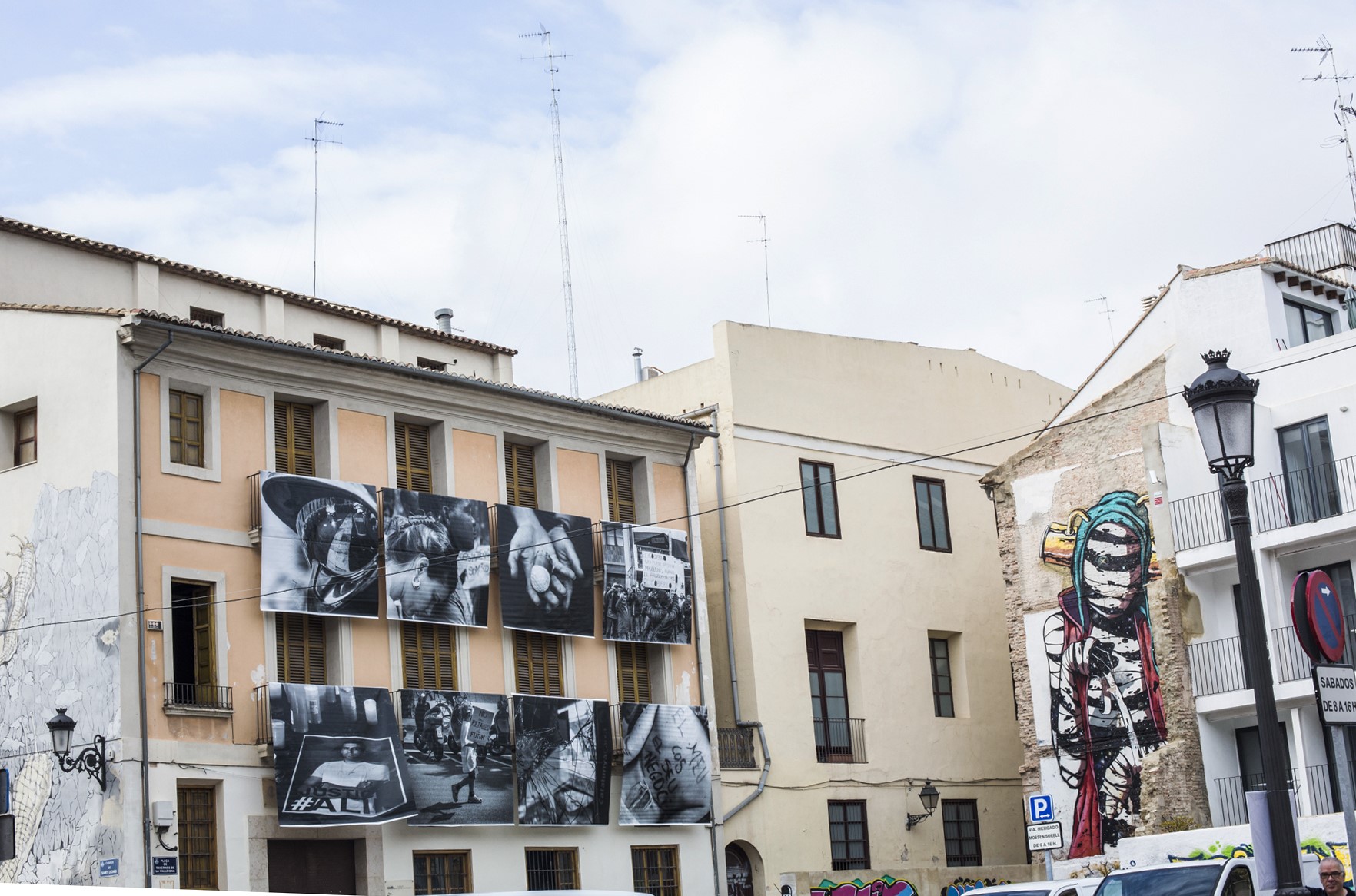 Las fotos en blanco y negro colgadas en los balcones combinan con la fachada intervenida. Las fotos en blanco y negro colgadas en los balcones combinan con la fachada intervenida.