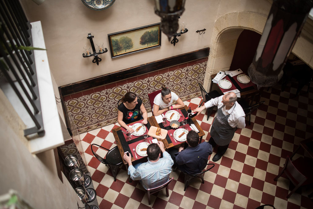 El comedor se encuentra en el patio de una vieja casa de cargadores de Indias. Foto: Marcos Moreno. El comedor se encuentra en el patio de una vieja casa de cargadores de Indias. Foto: Marcos Moreno.