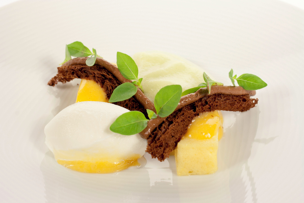 Uno de los últimos postres: Pasion-café, "lemon-cress" y sorbete de keffir mentolado. Foto: Espai Sucre. Uno de los últimos postres: Pasion-café, "lemon-cress" y sorbete de keffir mentolado. Foto: Espai Sucre.